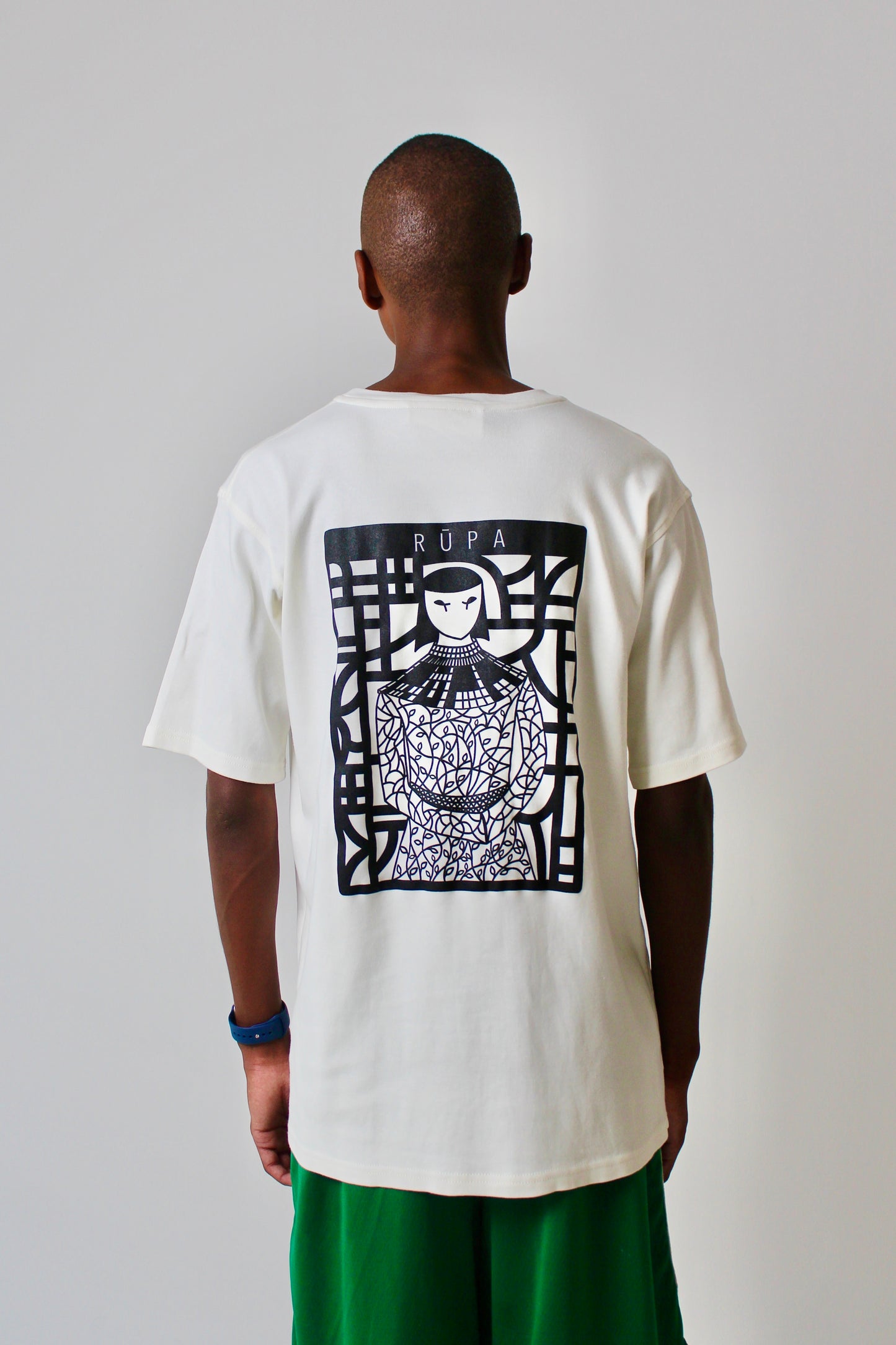 Lady in RŪPA T-shirt